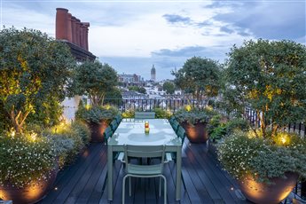 Kensington Roof Terrace - dining area illuminated
Image: Marianne Majerus