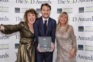 SGD Awards 2020 Winner – The Judges’ Award - Adolfo Harrison MSGD – East Dulwich – Sponsor Harrod Horticultural - with Ann-Marie Powell MSGD