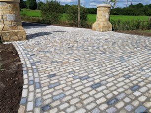 Specially developed by CED, Temple Setts recreate the aesthetic look of reclaimed setts without the trip hazards associated with a rough and worn surface. Temple Setts are new setts with sawn bottoms and tops and cropped sides